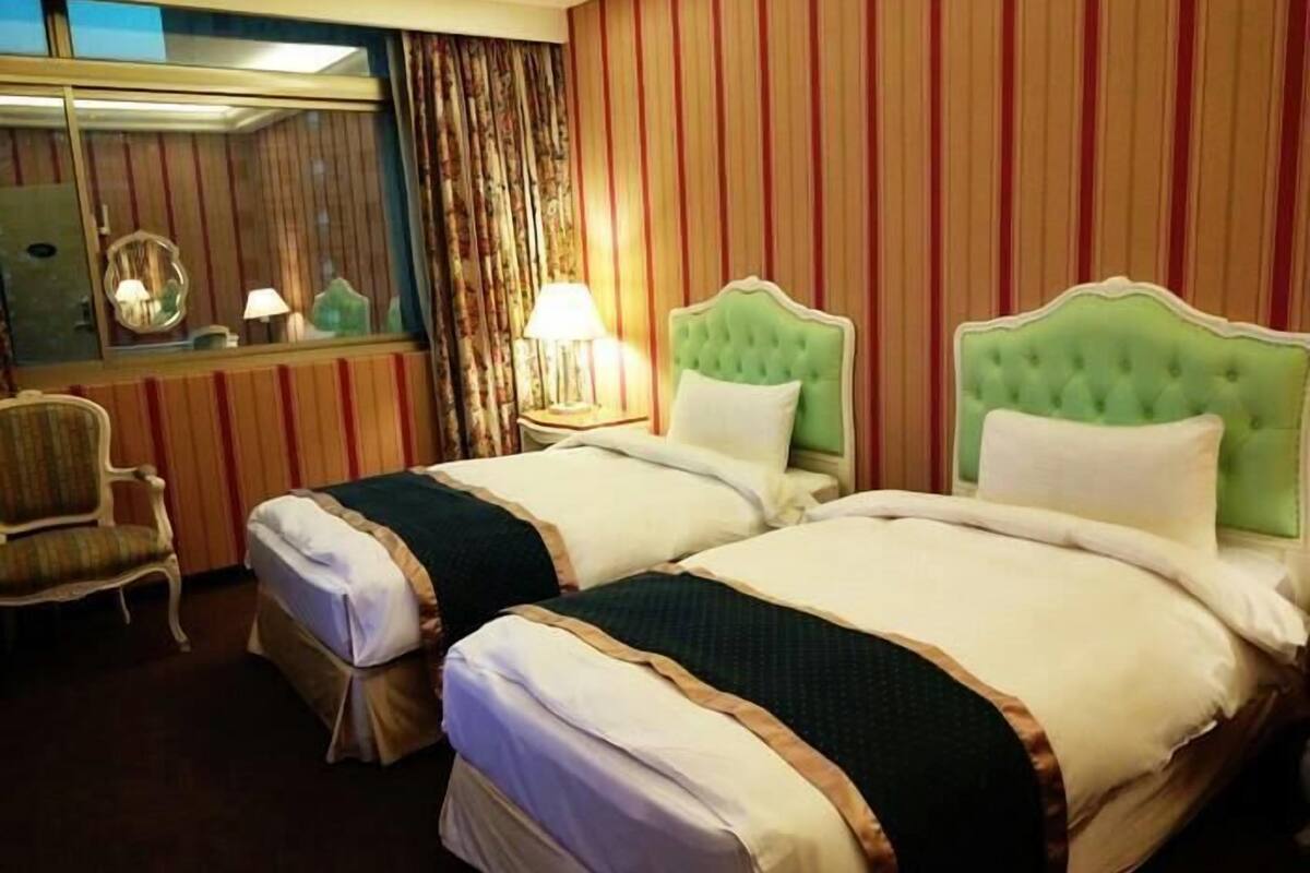 elite twin room | desk, blackout curtains, soundproofing, free wifi