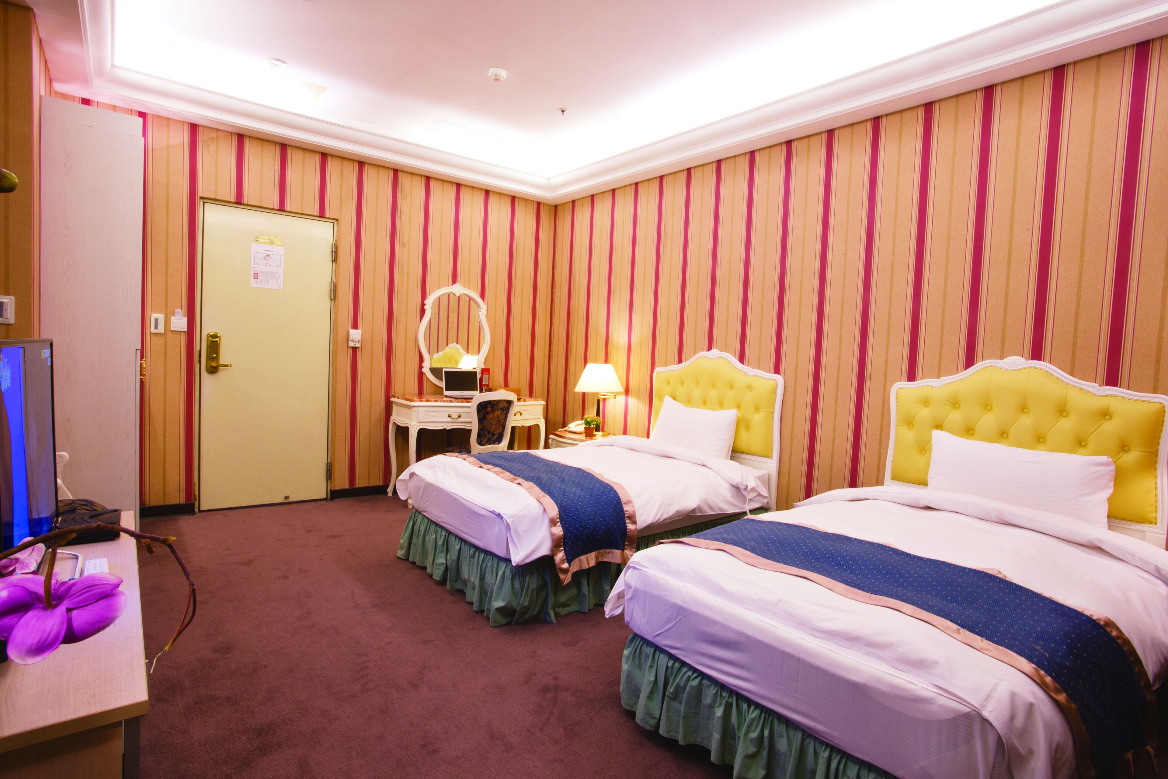 elite twin room | desk, blackout curtains, soundproofing, free wifi