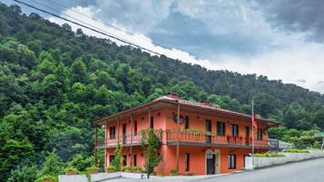 Vista frontal de la propiedad