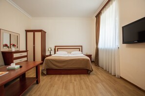 Kamar Double Standar | Ruang keluarga | TV