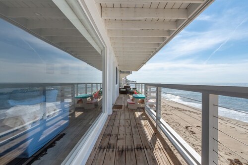 Malibu Rd Ocean Front Dry Sandy Beach House + Studio, 2 Kitchens, Cedar Hot Tub