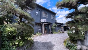 Vista frontal de la propiedad