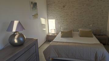 1 bedroom, bed sheets