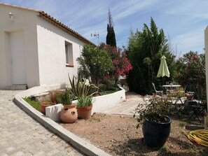 Outdoor dining - Detached 2-room villa with terrace and pool view. (Fréus)