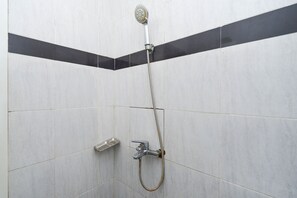 Deluxe Double Room | Bathroom shower - Hotel O Unta Residence (Semarang)
