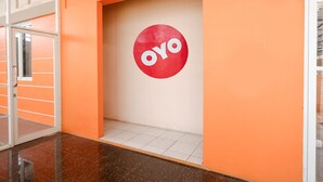 Ein Korridor mit einer orangefarbenen Wand und einer weißen Tür.