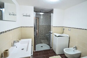Apartment, 1 Bedroom | Bathroom | Shower, hair dryer, bidet, towels - Appartamento Cosy (Positano)