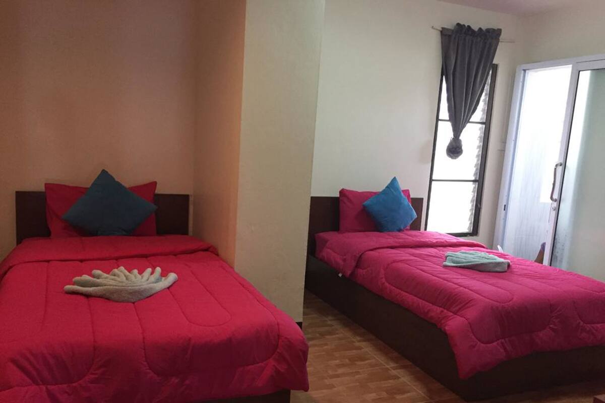 Escritorio, cortinas blackout y camas plegables/adicionales