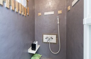 Basic Apartment | Bathroom shower - Murano Minka 102 (Yomitan)