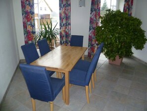 بوفيه فطور مجانًا يوميًا