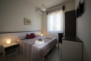 Standard dubbelrum eller tvåbäddsrum - utsikt mot trädgården | Minibar, skrivbord, ljudisolering och barnsängar