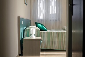 Minibar, escritorio, sistema de insonorización y cunas 