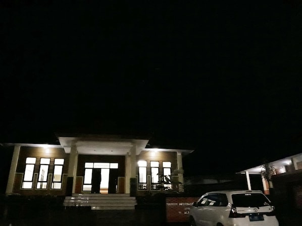 Fachada da propriedade à noite