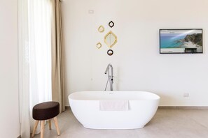 Combined shower/bathtub, deep-soaking bathtub, rainfall showerhead