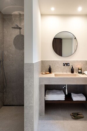 Standard comfort | 浴室 | 淋浴/盆浴组合、深泡浴缸、大花洒淋浴喷头、免费洗浴用品