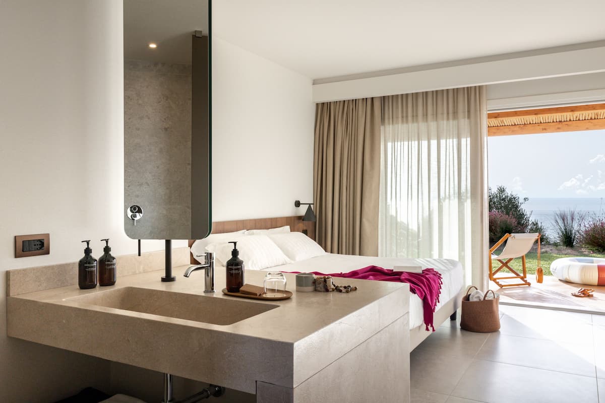 Comfort sea garden | Een minibar, een kluis op de kamer, een bureau, een laptopwerkplek