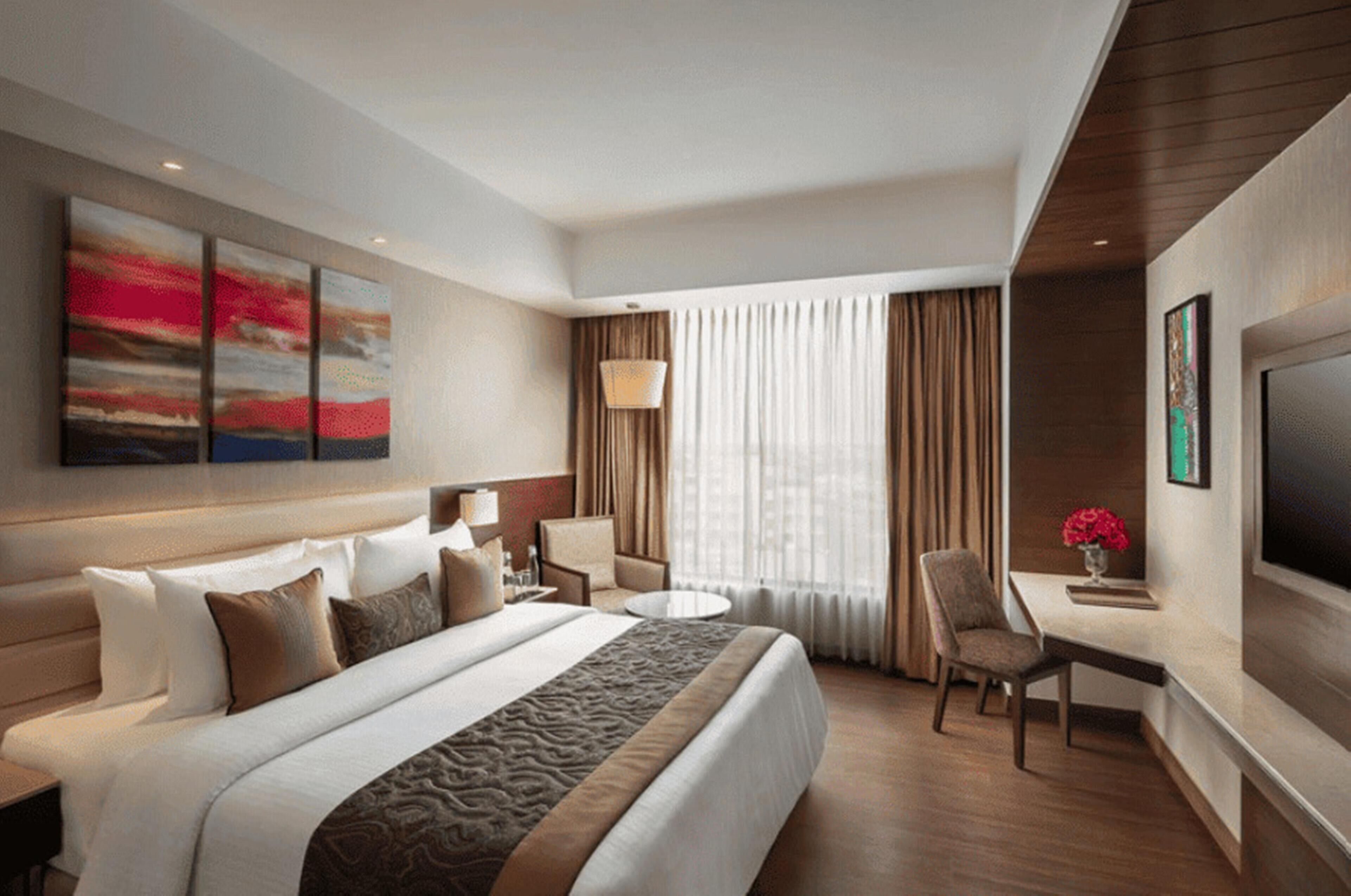 Suite, 1 Double Bed | Minibar, in-room safe, soundproofing, iron/ironing board (on request)