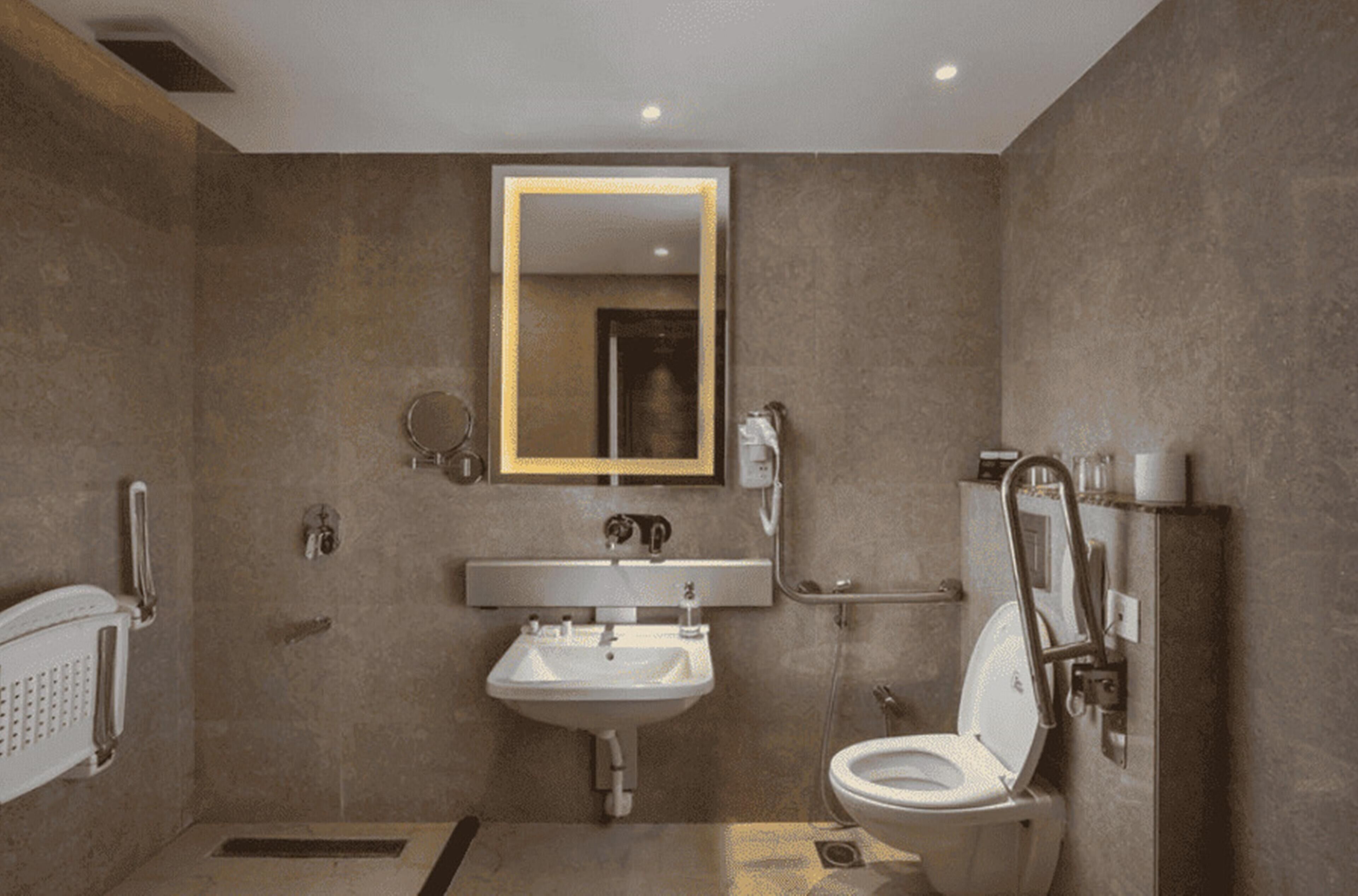 Minibar, värdeförvaringsskåp på rummet och ljudisolering