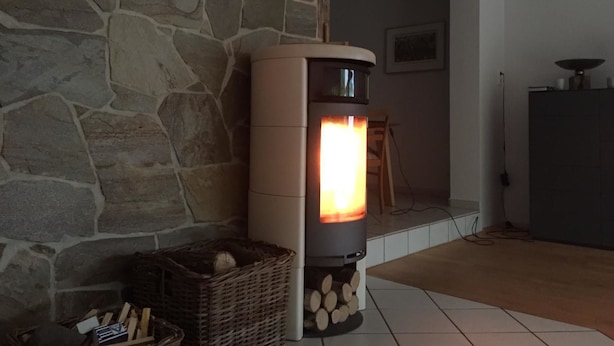 A stone wall, a fireplace with logs, and a tiled floor. - Apartment in Haltern am See (Haltern am See)