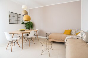 Appartamento | Area soggiorno | TV a schermo piatto, lettore DVD