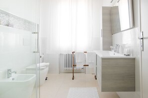 Apartment | Bathroom | Shower, towels, shampoo - Appartamento Galliera (Bologna)