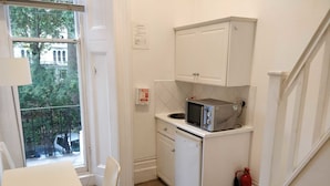 Studio, 1 Double Bed, Non Smoking | Private kitchen - Kensington Gardens (London)