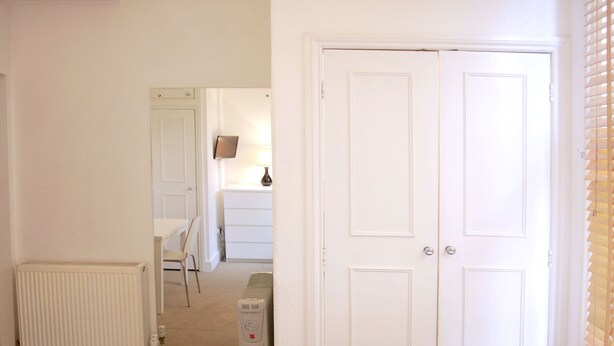 Studio, 1 Twin Bed, Non Smoking | Iron/ironing board, WiFi (free), bed sheets