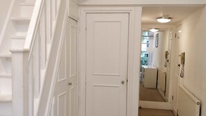 Studio, 1 Double Bed, Non Smoking | Iron/ironing board, WiFi (free), bed sheets