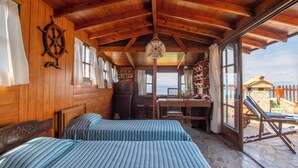 4 soverom, skrivebord, strykejern/-brett og barnesenger (inkludert)