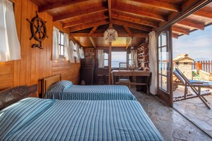 4 quartos, escrivaninha, ferros/tábuas de passar roupa, berços grátis