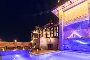 Seasonal outdoor pool - Hotel Mala Pokhara (Pokhara)