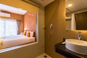Chambre Deluxe, 1 grand lit | Bureau, Wi-Fi gratuit, draps fournis