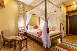 Honeymoon Suite | Desk, free WiFi, bed sheets - Hotel Mala Pokhara (Pokhara)