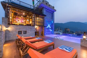 Seasonal outdoor pool - Hotel Mala Pokhara (Pokhara)