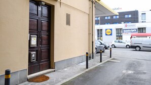 Un bâtiment doté d’une grande porte en bois, d’une fente métallique pour le courrier et d’une petite fenêtre.
