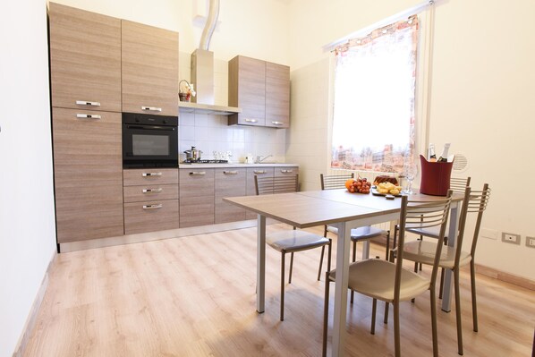 Apartment | Eigene Küche | Kochgeschirr/Geschirr/Besteck