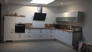 コンドミニアム (Parterre) | 専用キッチン | 大型冷蔵庫、オーブン、コンロ、食器洗い機