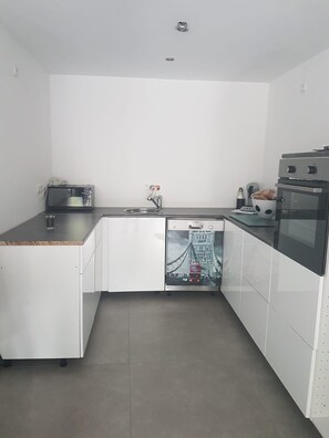 Appartement (Parterre) | Privékeuken | Een koelkast/vriezer, een oven, een kookplaat, een vaatwasser