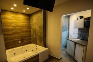 Standard Apartment with Jacuzzi | Private spa tub - G38 Rental Apartment Building (Haifa)