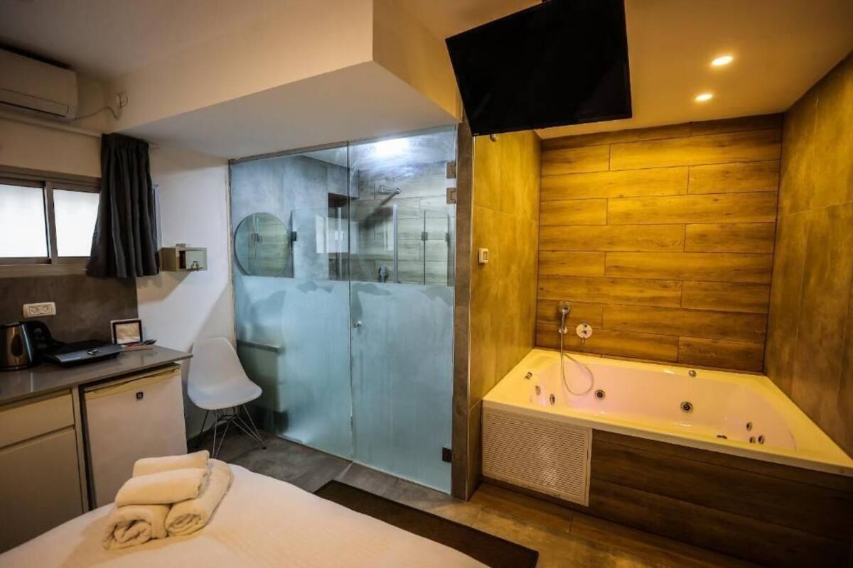 Standard Apartment with Jacuzzi | 客房内保险箱、笔记本电脑工作区、隔音、熨斗/熨衣板
