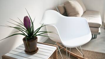 Living area | 32-inch flat-screen TV with cable channels, TV