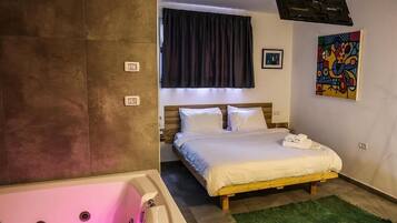 Studio Apartment with Jacuzzi | Een kluis op de kamer, individueel gemeubileerd, een laptopwerkplek