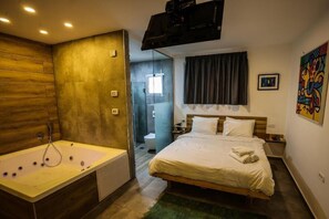 Junior eenpersoonskamer | Een kluis op de kamer, individueel gemeubileerd, een laptopwerkplek