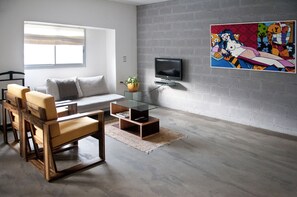 Living area | 32-inch flat-screen TV with cable channels, TV