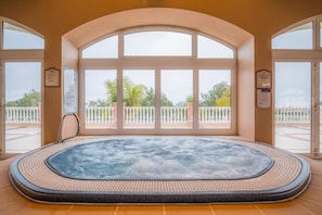 Un bain à remous avec vue sur un balcon et sa balustrade.