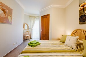 3 bedrooms, iron/ironing board, free WiFi, bed sheets