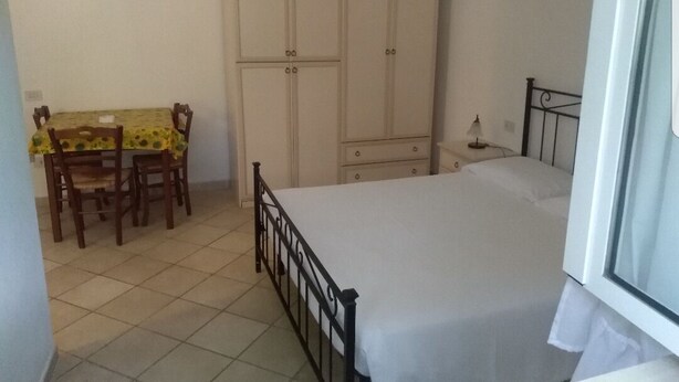Basic Room, 1 Double Bed, Accessible, Smoking | Bathroom