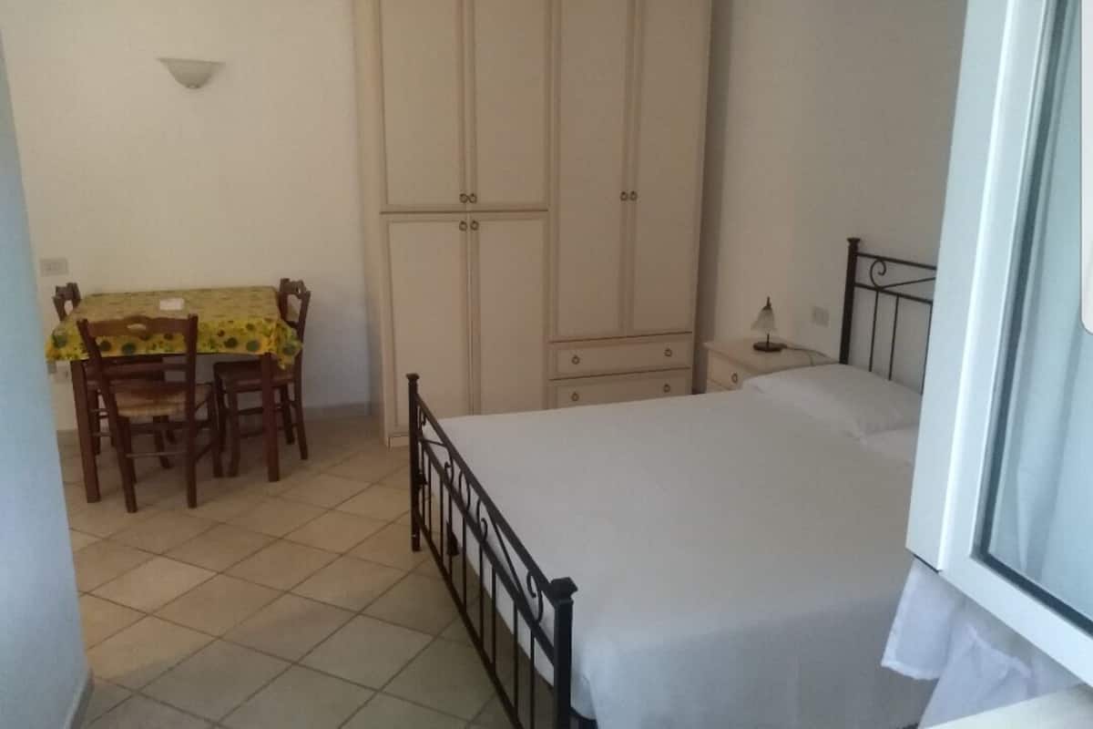 Basic Room, 1 Double Bed, Accessible, Smoking | Bathroom