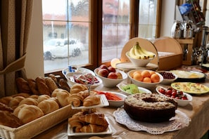 Daily buffet breakfast for a fee - Hotel Waltraud garni (Kochel am See)