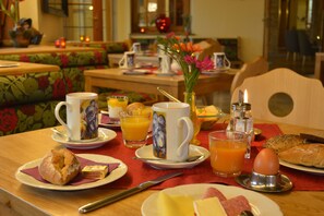 Daily buffet breakfast (EUR 6.00 per person) - Hotel Waltraud garni (Kochel am See)